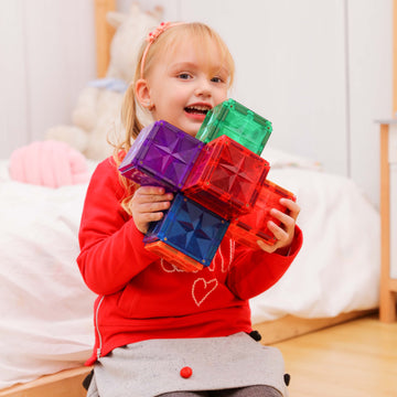 Kind speelt met Magna-World® magnetische tiles en bouwt een creatief ontwerp