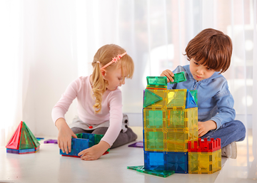Kinderen spelen samen met de kleurrijke, magnetische bouwstenen van Magna-World.