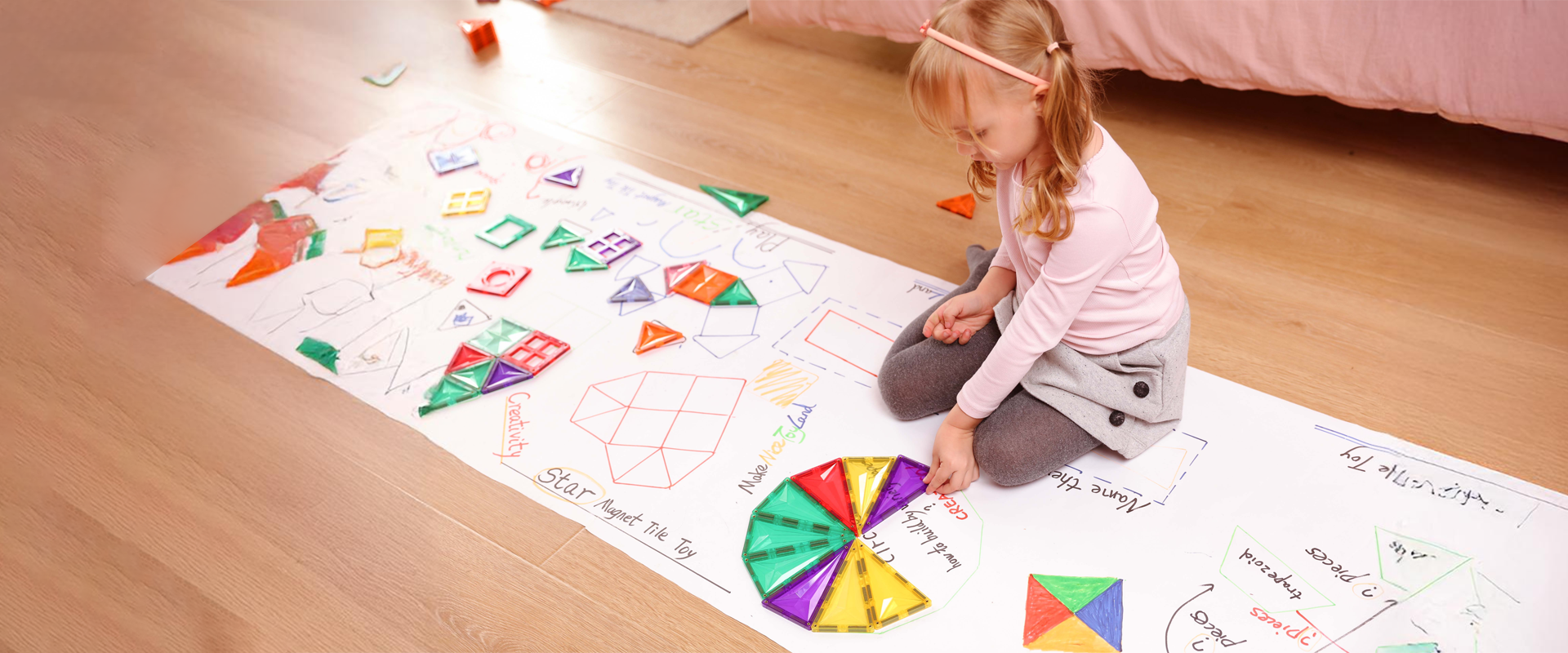 Kind dat speelt met de magnetic tiles van Magna-World op een educatieve manierslider_item_zMhwJt